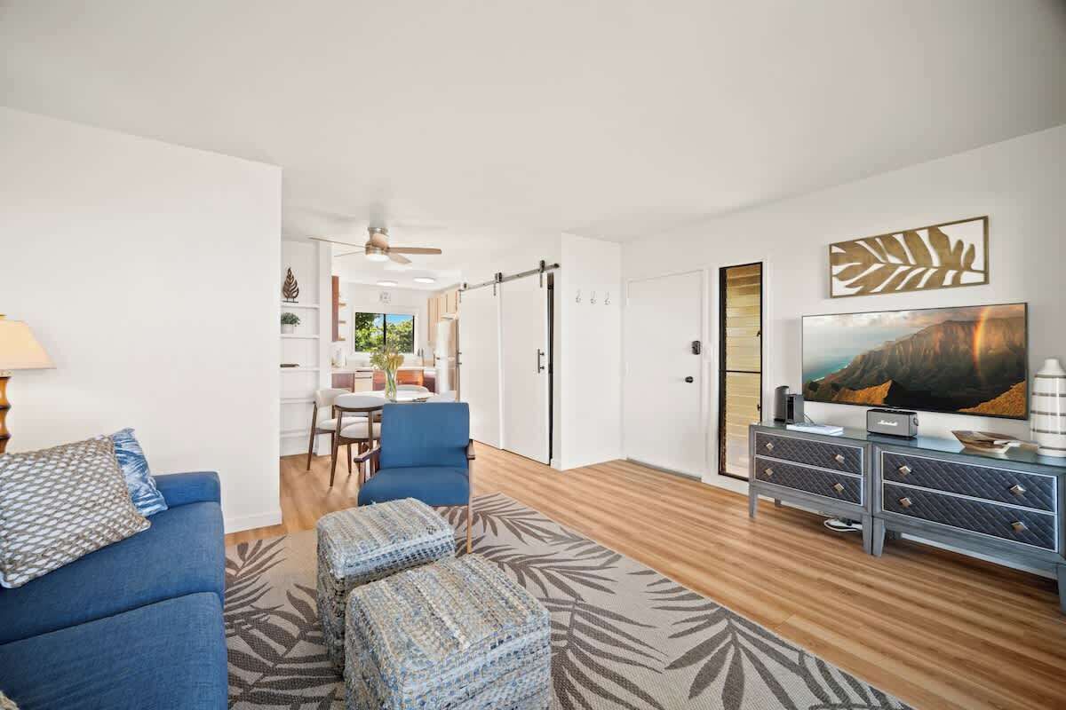 Smart TV, books, stereo