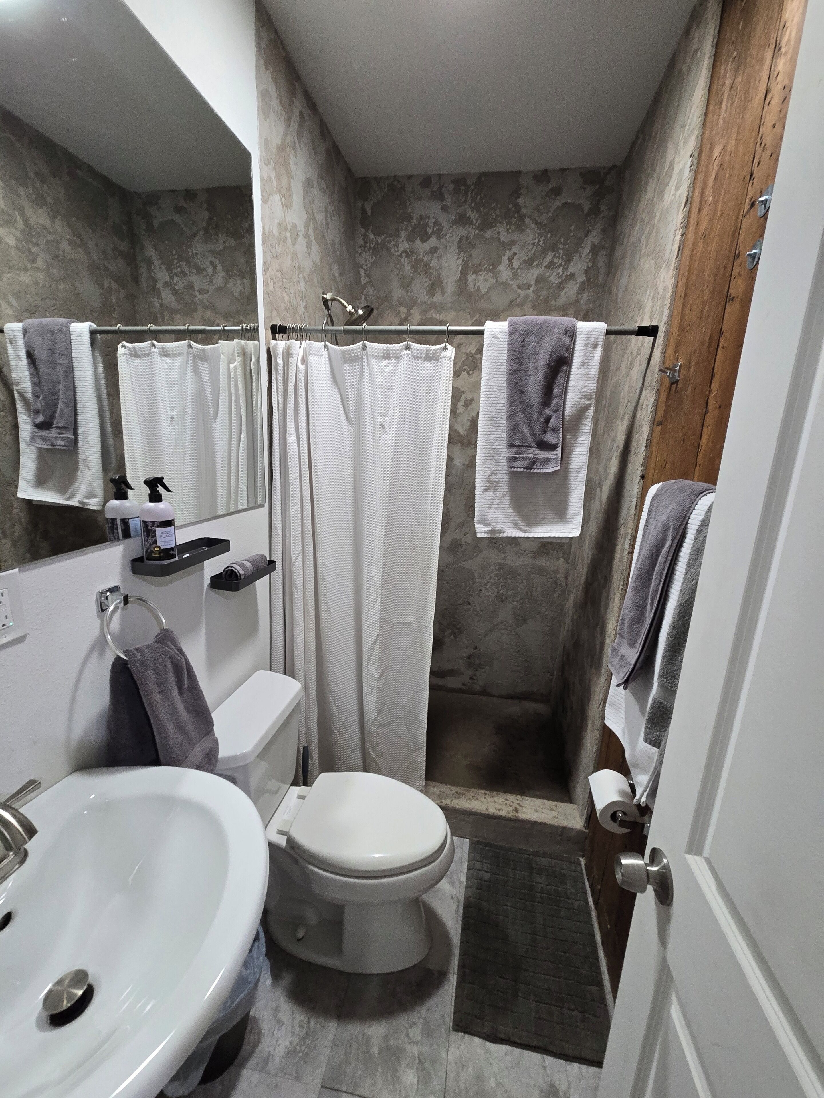 Haartrockner, Handtücher, Seife, Toilettenpapier
