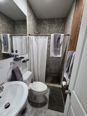 Hair dryer, towels, soap, toilet paper - Cozy 2-bedroom Tiny home in amazing Coleman, just a 3 blocks from downtown. (Coleman)