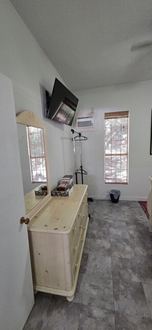 Interior - Cozy 2-bedroom Tiny home in amazing Coleman, just a 3 blocks from downtown. (Coleman)
