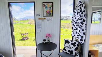 1 bedroom, desk, bed sheets