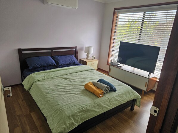 2 bedrooms, iron/ironing board, WiFi, bed sheets