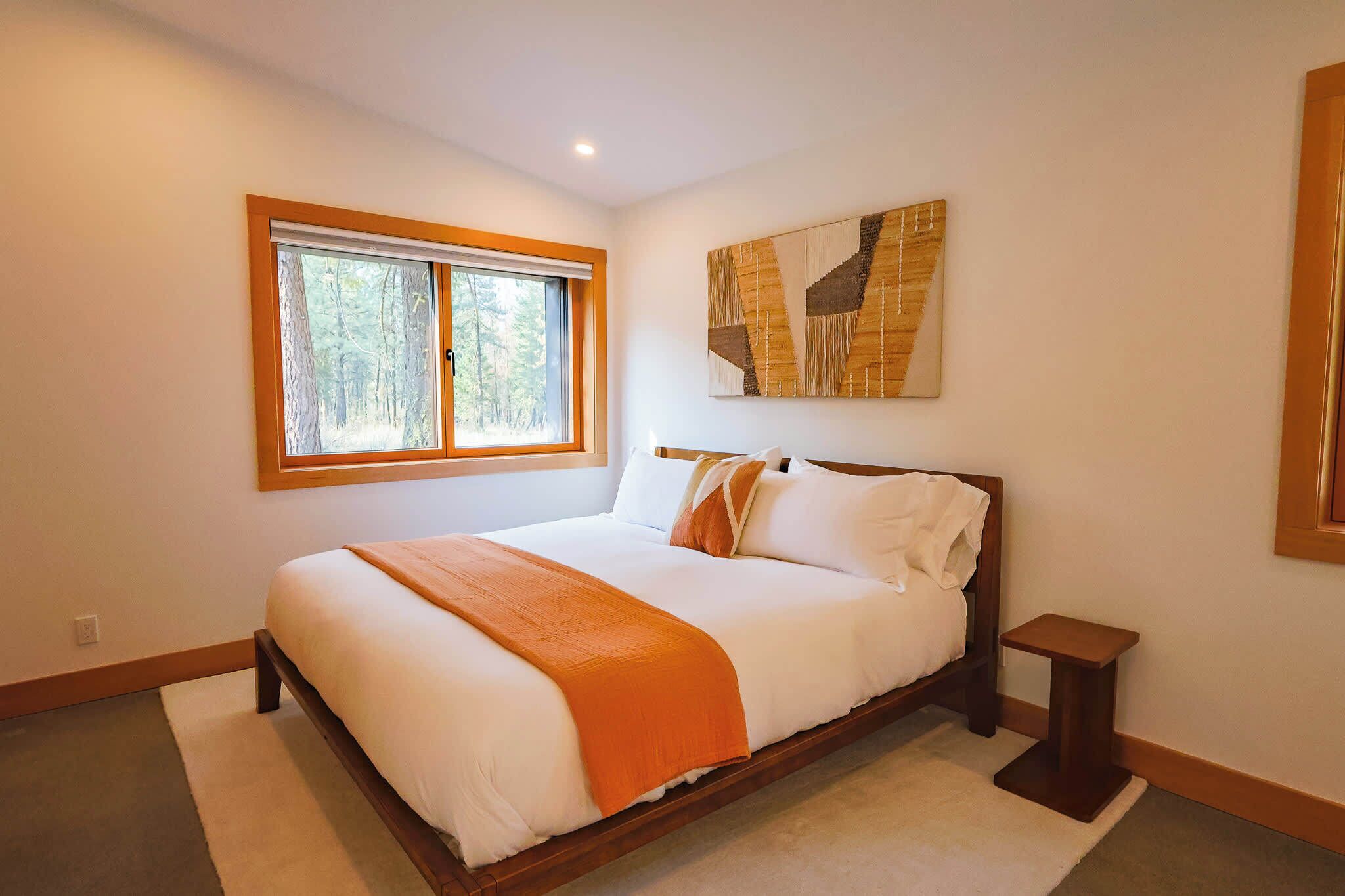 3 bedrooms, internet, bed sheets