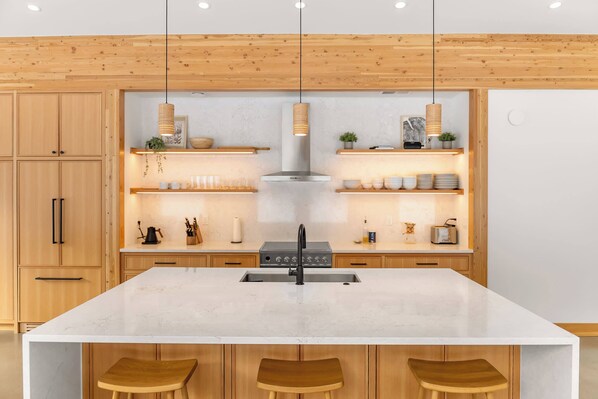 Fridge, microwave, stovetop, dishwasher