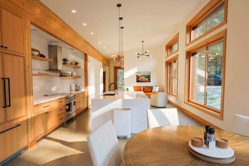 Gathering Pines – Trailside Modern 3BR in Mazama