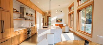 Gathering Pines – Trailside Modern 3BR in Mazama