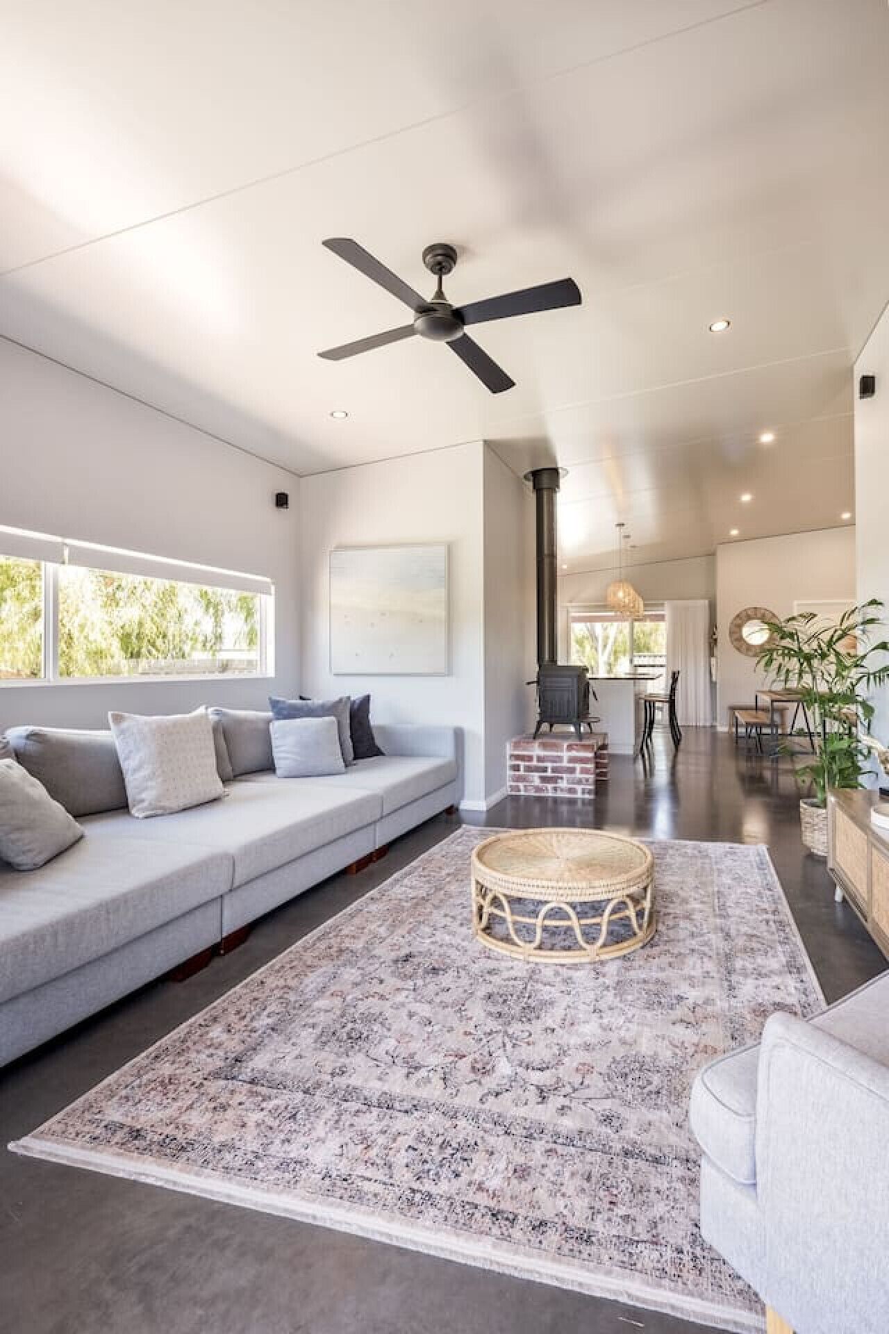 Télévision, cheminée, chaîne hi-fi