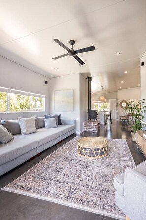 Fernseher, Kamin, Stereoanlage