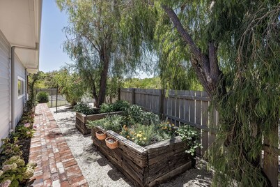 LJ's Hideout.. stylish and secluded, short walk to town - pet friendly.