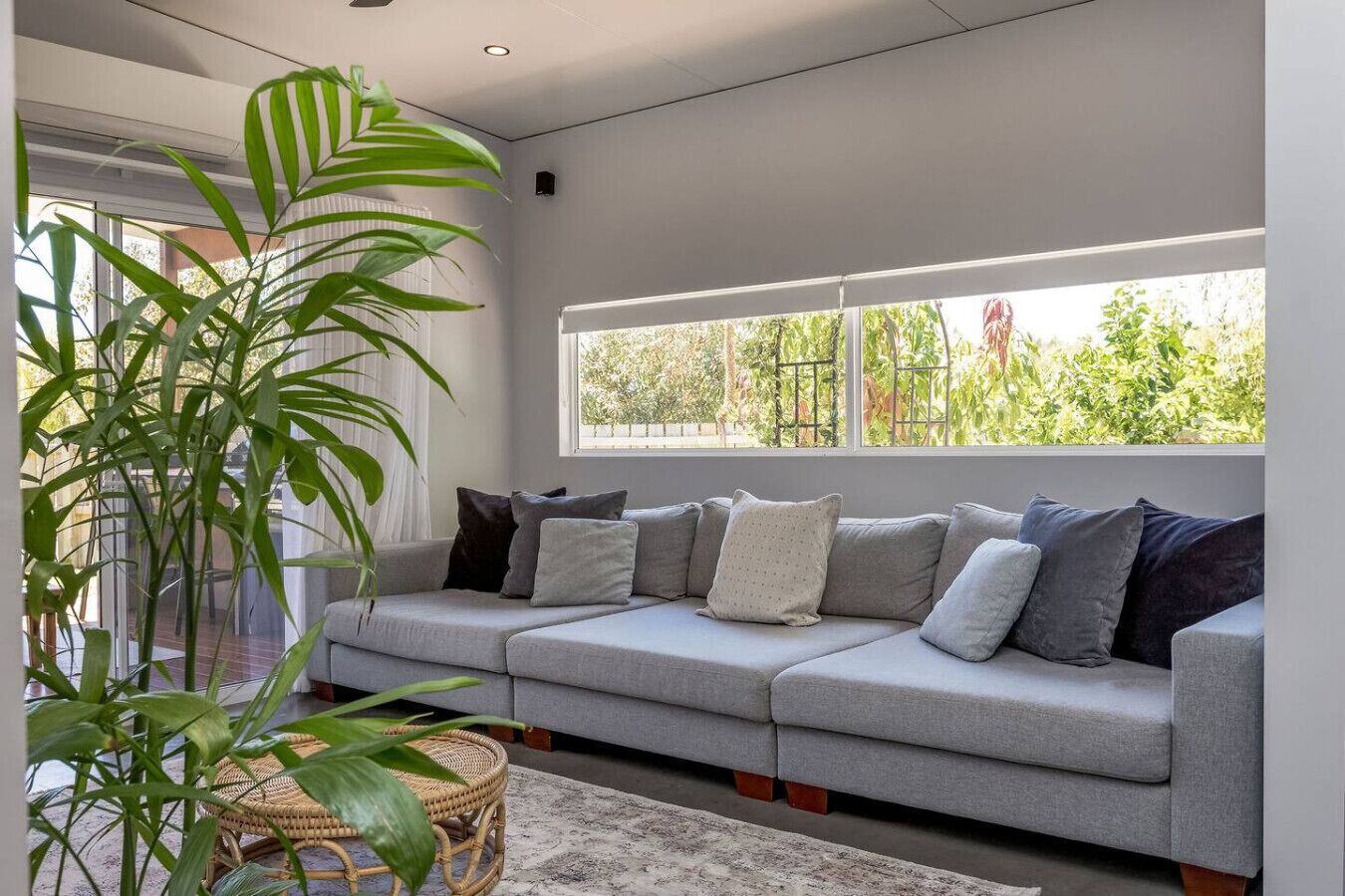 Télévision, cheminée, chaîne hi-fi