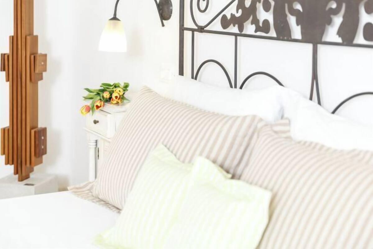 Cribs/infant beds