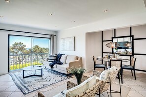 TV, offices - Chic 2bed in Camps Bay w Sea Views Bayview Rise (Cape Town)