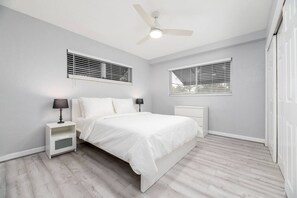 1 habitación, escritorio, tabla de planchar con plancha y wifi 