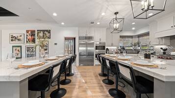 Microondas, horno, placa de cocina y lavavajillas