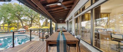 تناول الطعام بالخارج