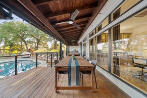 Outdoor dining - Epic Texas Stay: Pool-Pickleball-MiniGolf-Theater-Game Room-Sleeps24 (Flower Mound)