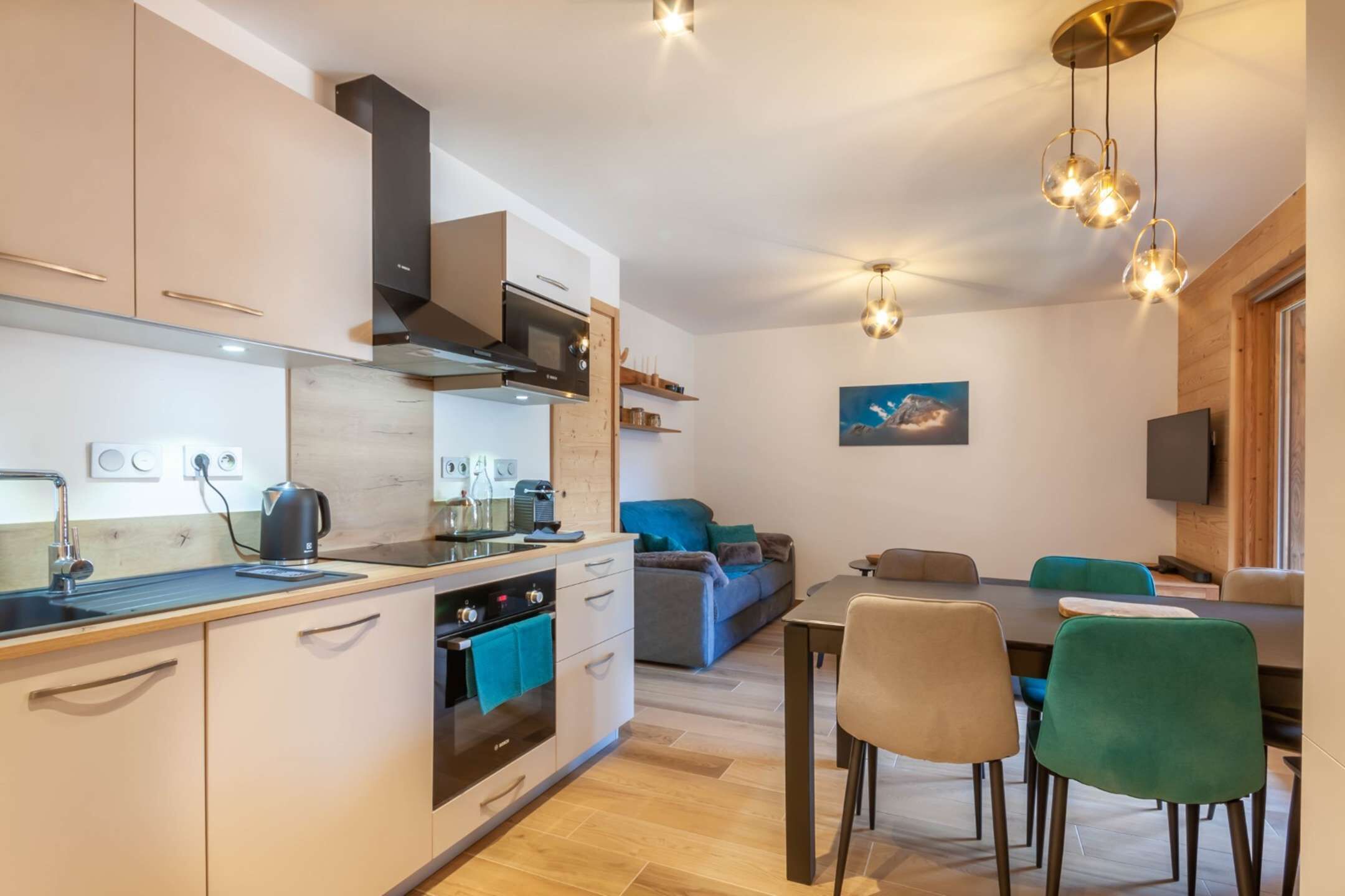 Kühlschrank, Ofen, Geschirrspüler, Wasserkocher mit Kaffee-/Teezubehör