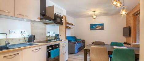 Kühlschrank, Ofen, Geschirrspüler, Wasserkocher mit Kaffee-/Teezubehör