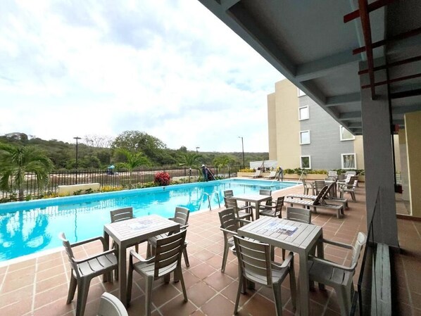 حمّام سباحة خارجي