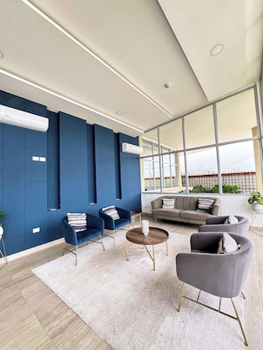 المنشأة من الداخل