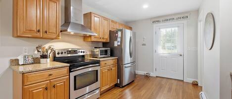 Jääkaappi, mikroaaltouuni, uuni, liesi