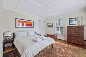 4 chambres, bureau, fer et planche à repasser, lit de bébé portatif