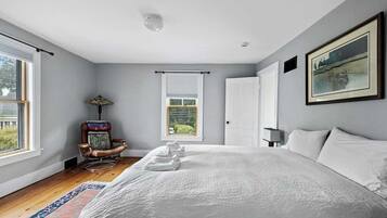 4 chambres, bureau, fer et planche à repasser, lit de bébé portatif