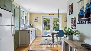 KĂŒhlschrank, Mikrowelle, Ofen, Herdplatte