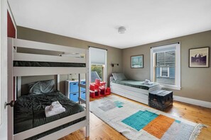 4 soveværelser, skrivebord, strygejern/strygebræt, weekendseng