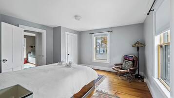 4 chambres, bureau, fer et planche à repasser, lit parapluie