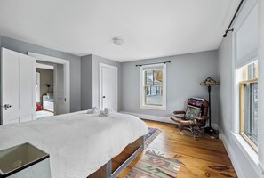 4 chambres, bureau, fer et planche à repasser, lit parapluie