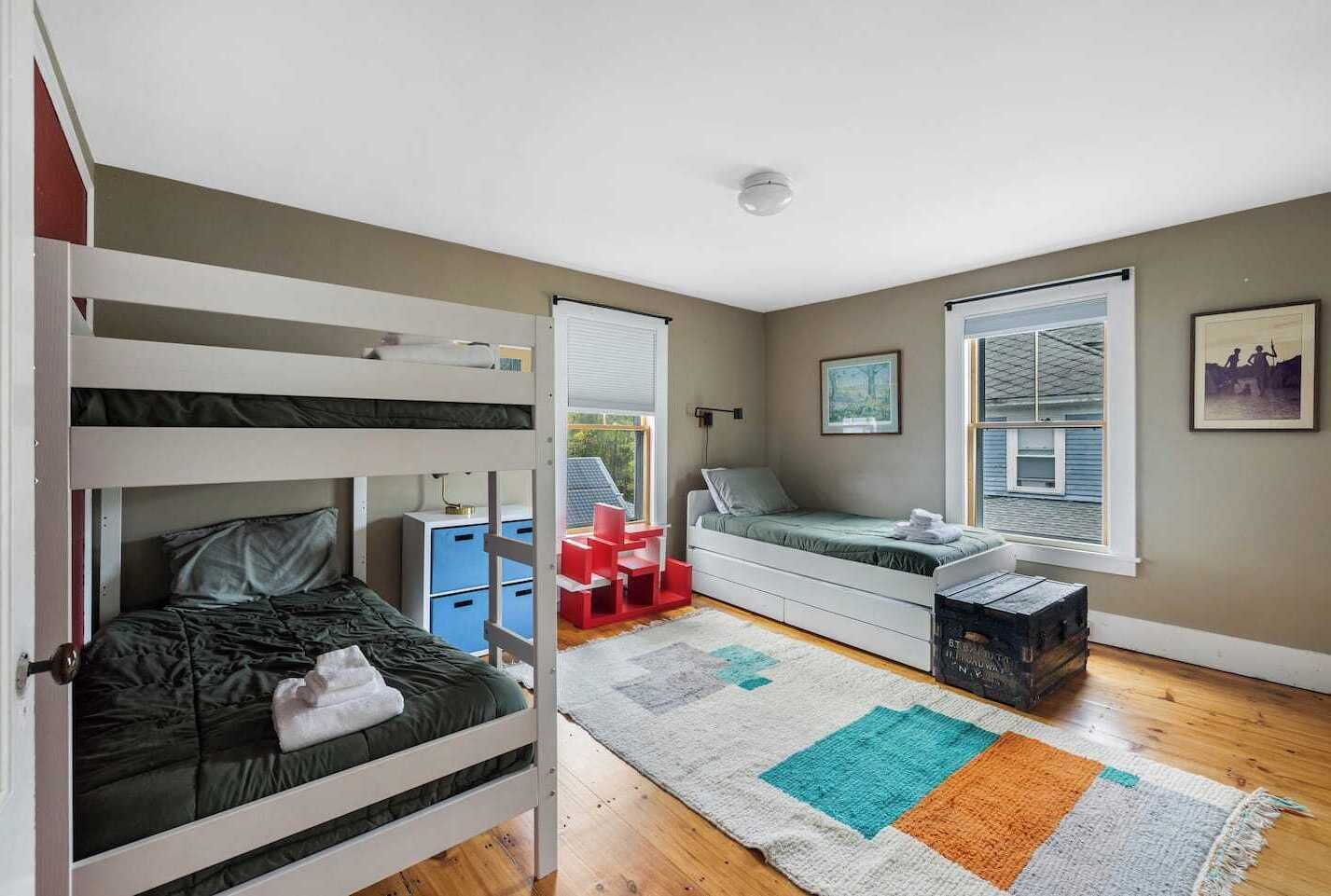 4 多间卧室、办公桌、熨斗/熨衣板、旅行婴儿床