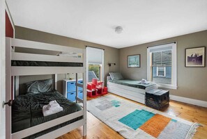 4 quartos, escrivaninha, ferros/tábuas de passar roupa, berço de viagem