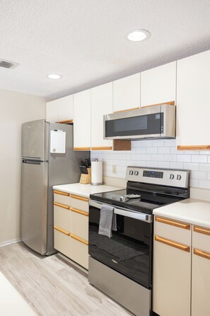 Mikrobølgeovn, ovn, kokeplater og oppvaskmaskin