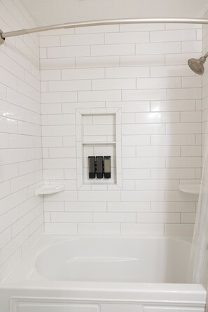 Sèche-cheveux, serviettes fournies, savon, papier toilette