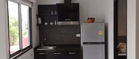 Appartamento, balcone, vista parco | Cucina privata | Frigorifero, microonde, piano cottura, pentole/stoviglie/utensili