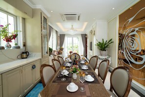 Luxe villa, 4 slaapkamers, aan het strand | Dineren op de kamer