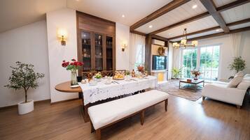 Stórt einbýlishús með útsýni - 3 svefnherbergi - einkabaðherbergi - vísar að sjó | Stofa