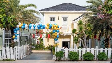 Vista frontal de la propiedad