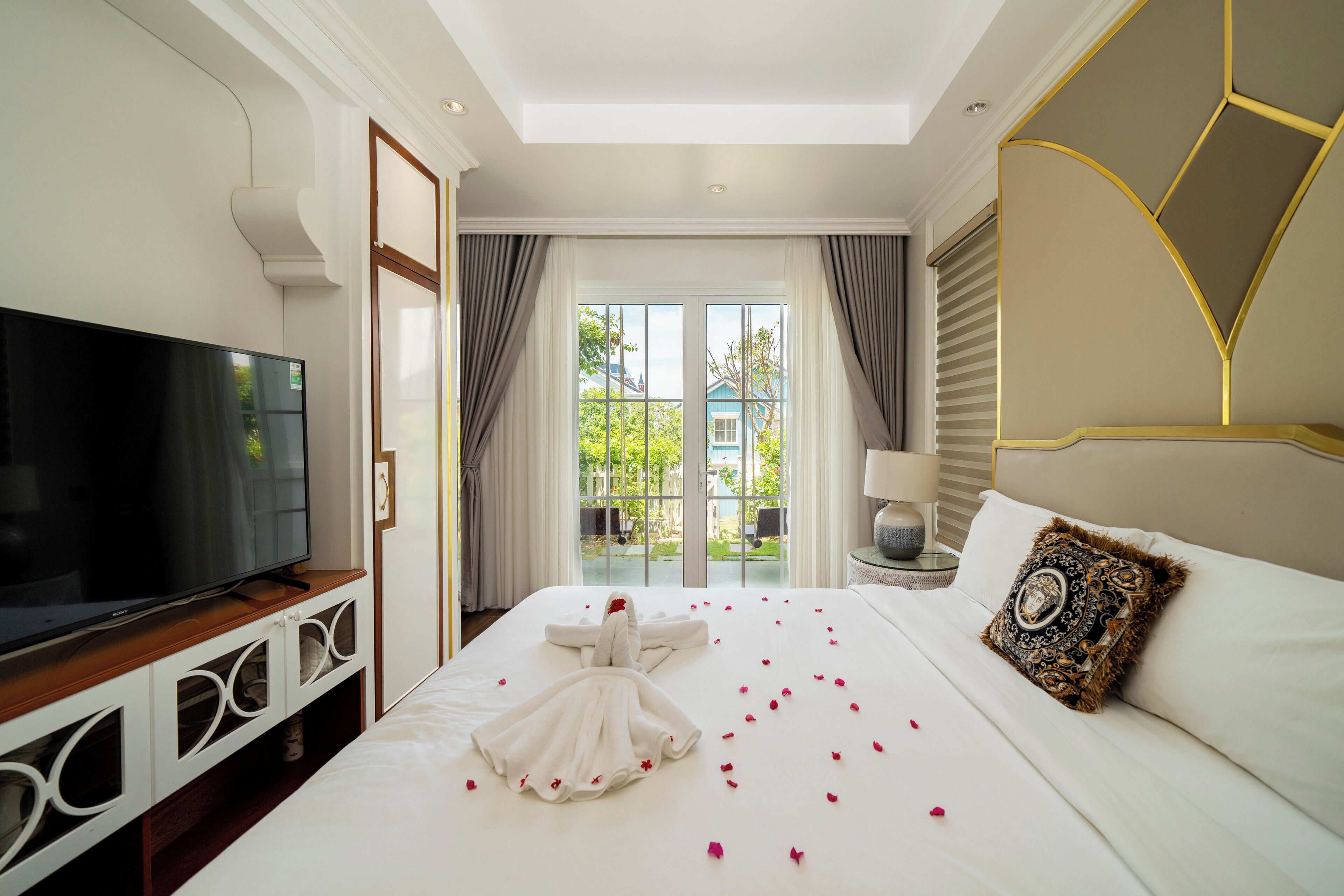 Luxury Villa, 4 Bedrooms, Beachfront | Premium bedding, down duvets, memory-foam beds, in-room safe