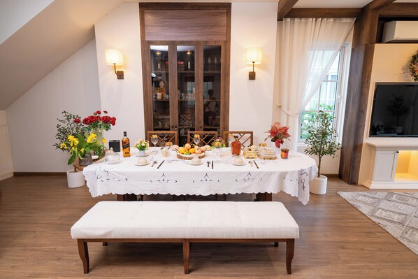 Family Villa, Beach View | In-room dining