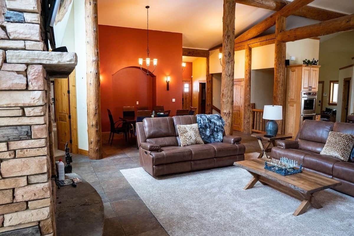 Smart TV, fireplace, DVD player, stereo