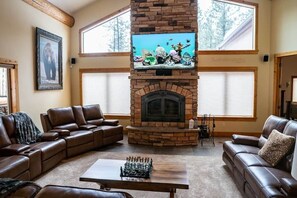 智能电视、壁炉、DVD 播放器、立体声音响