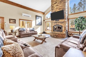 Smart TV, fireplace, DVD player, stereo - Whispering Pines Grand Estate (Bayfield)