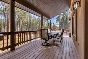 Outdoor dining - Whispering Pines Grand Estate (Bayfield)