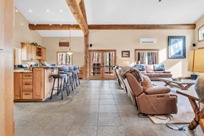 Smart TV, fireplace, DVD player, stereo - Whispering Pines Grand Estate (Bayfield)