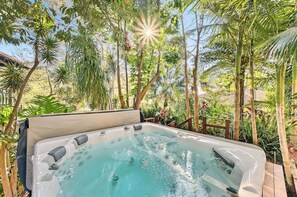 Outdoor spa tub -  4-bedroom house Pool and spa in Port Macquarie, short walk to Flynns Beach (Port Macquarie)