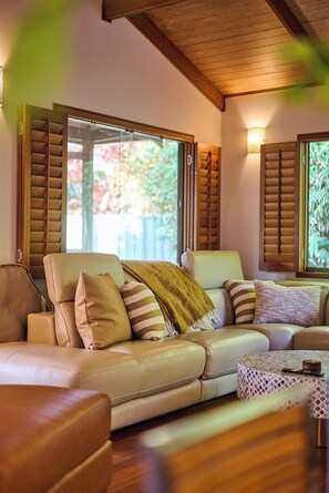 TV -  4-bedroom house Pool and spa in Port Macquarie, short walk to Flynns Beach (Port Macquarie)