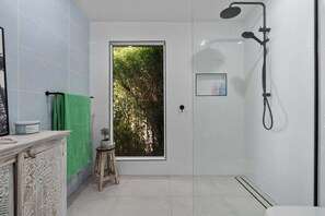 Een haardroger, handdoeken, toiletpapier