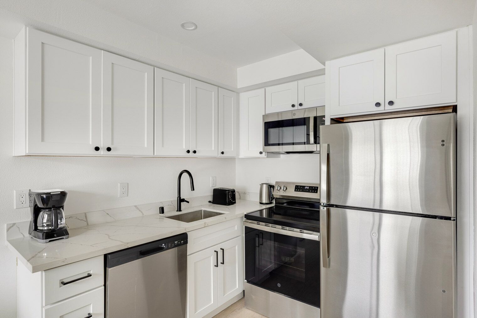 雪櫃、微波爐、焗爐、洗碗機